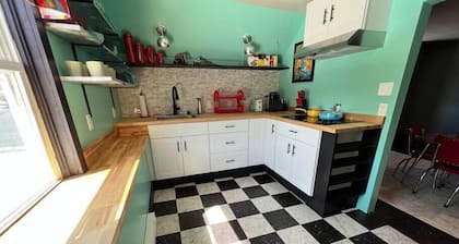 Very Cool, Retro Getaway in Heart of Downtown
