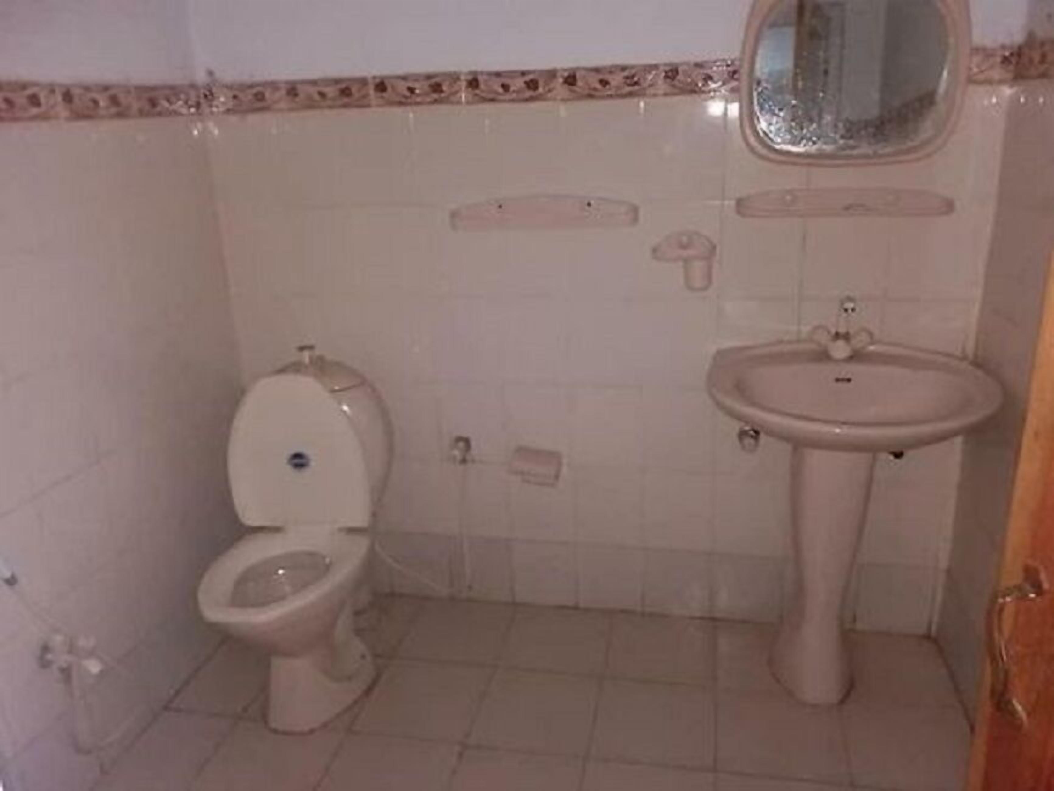 Standard Triple Room | Bathroom | Shower, free toiletries, towels