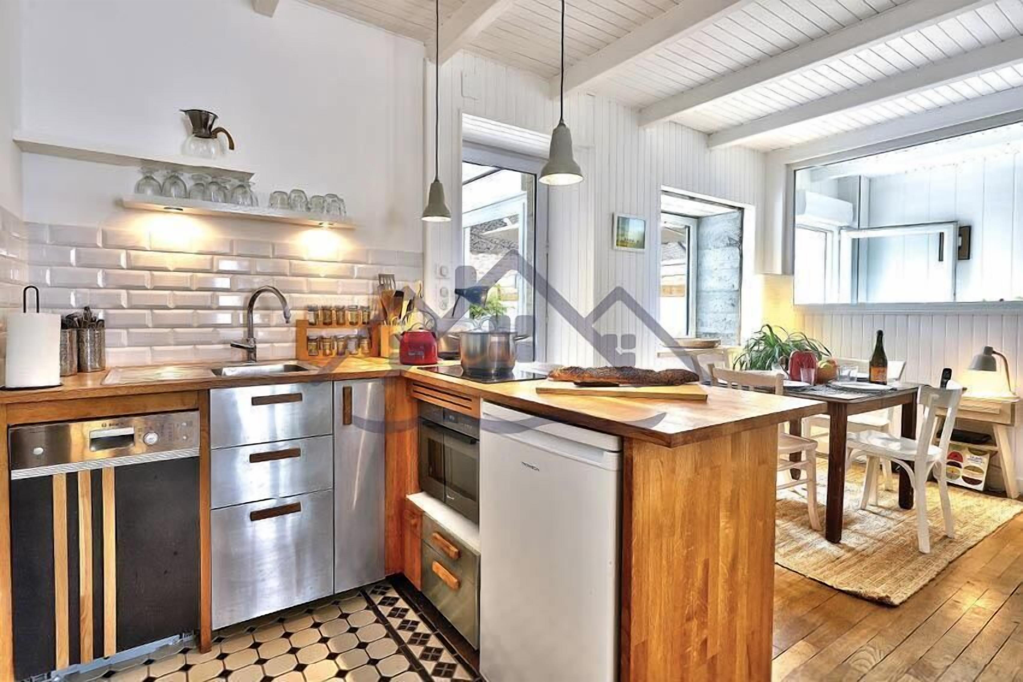 Een koelkast, een magnetron, een koffiezetapparaat/waterkoker