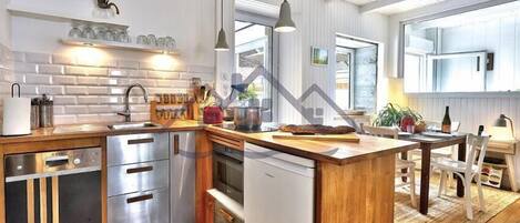 Een koelkast, een magnetron, een koffiezetapparaat/waterkoker