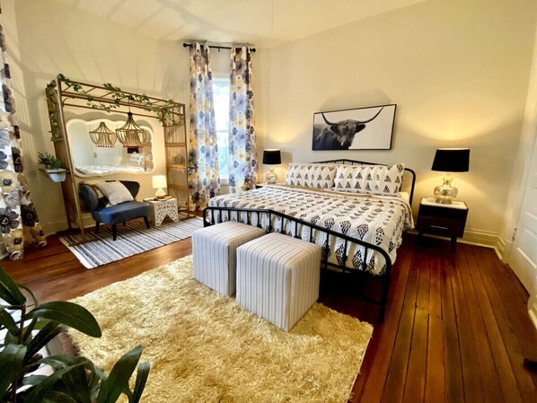 5 habitaciones, escritorio y tabla de planchar con plancha 