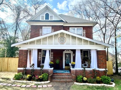 Glenrose: Karaoke Bar ~ Bridal Salon ~ Courtyard