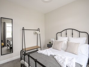 4 bedrooms, individually decorated, individually furnished, free WiFi - Gwynant - Bull Bay (Amlwch)