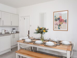 Dining - Gwynant - Bull Bay (Amlwch)