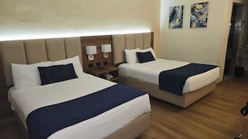 Camera Luxury con letto matrimoniale o 2 letti singoli | Cassaforte in camera, una scrivania, tende oscuranti, insonorizzazione