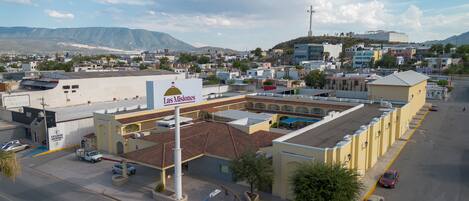 Un edificio comercial con un letrero llamativo que dice 'Las Misiones'.