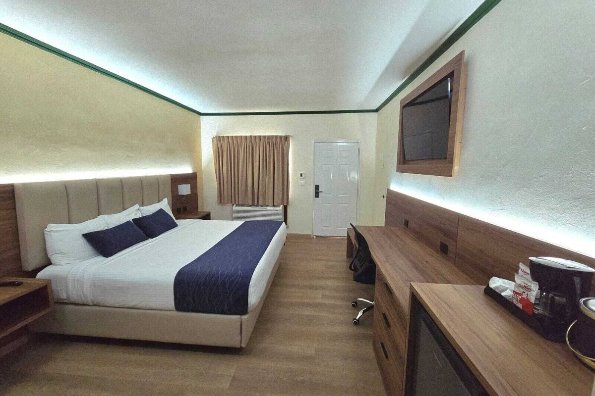 Deluxe Double Room, 1 King Bed | In-room safe, desk, blackout drapes, soundproofing