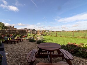 Cottage | Outdoor dining - The Happy Valley Pod (Chipping Norton)
