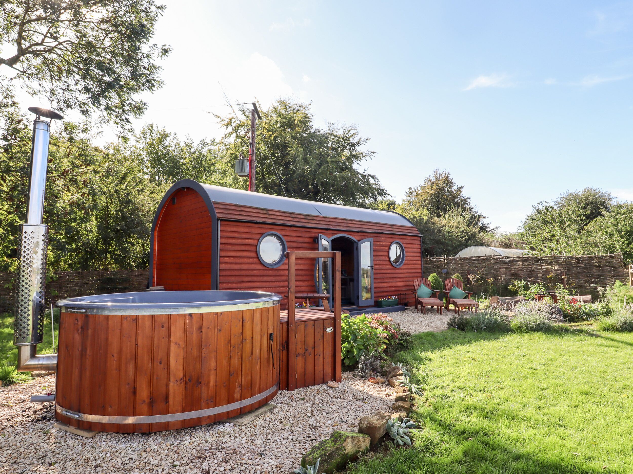 Cottage | Outdoor spa tub