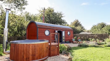 Cottage | Outdoor spa tub