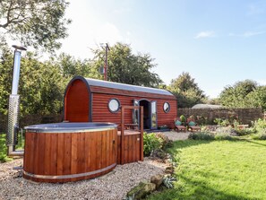 Cottage | Outdoor spa tub - The Happy Valley Pod (Chipping Norton)