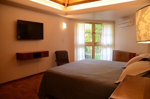 3 bedrooms, iron/ironing board, travel cot, free WiFi