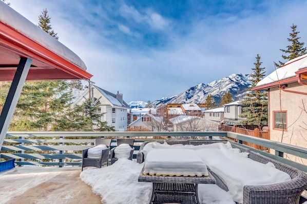 Exterior - Rocky Mountain House - Sleeps 23 (Banff)