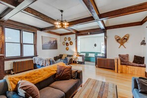 Casa Deluxe, varias habitaciones, vista a la montaña, junto a la montaña | Área de sala de estar