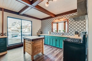 Private kitchen - Rocky Mountain House - Sleeps 23 (Banff)