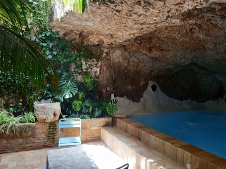 Outdoor pool. Incredible swimming pool. Ideal for large groups in the historic center of Villena.