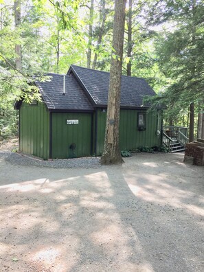 Exterior - Cabin in woods, with row to the lake (Manchester)