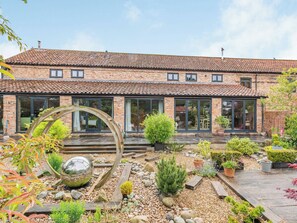 Exterior - 5 bedroom accommodation in Wold Newton, near Filey (Wold Newton, near Filey)