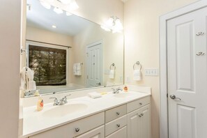 Ensemble douche/baignoire, sĂšche-cheveux, bidet, serviettes fournies