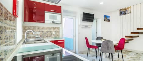 Réfrigérateur, micro-ondes, four, plaque de cuisson