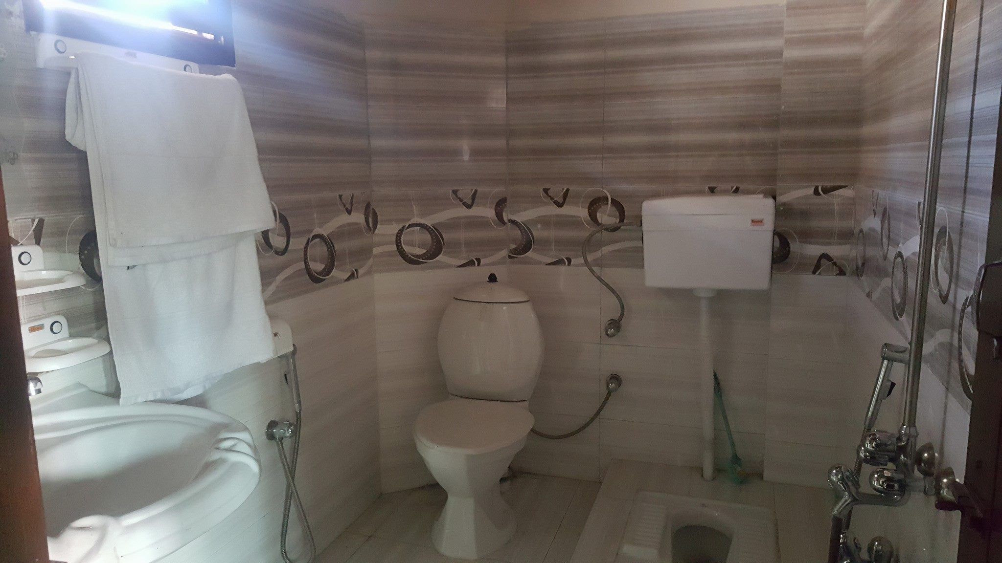 Dusche, kostenlose Toilettenartikel, Handtücher