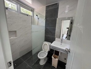 Doccia, asciugacapelli, asciugamani, sapone