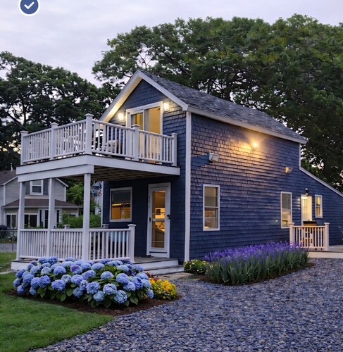 The Loft at Oakland Beach 
Ask About Off-season Discounts 
5 min from Airport.