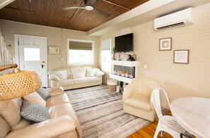 TV, fireplace - The Loft at Oakland Beach 
Ask About Off-season Discounts 
5 min from Airport. (Warwick)