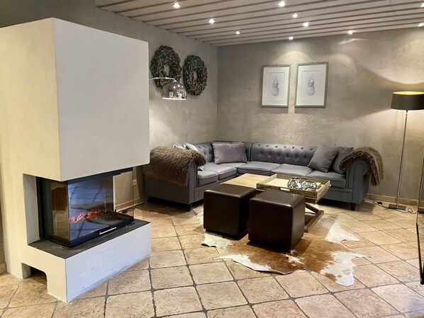 Televisión y chimenea 