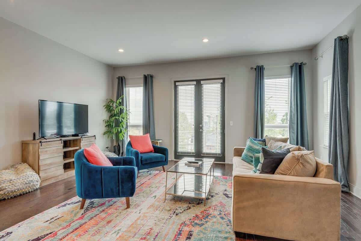 Televisión y chimenea 