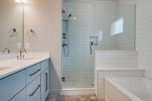 Combined shower/bathtub, hair dryer, towels, shampoo