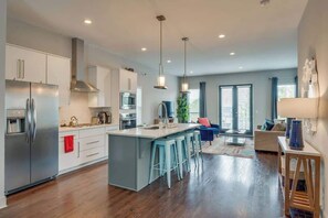 Cafetera y tetera y utensilios de cocina 