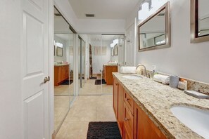 Tina con regadera, secadora de cabello, toallas 