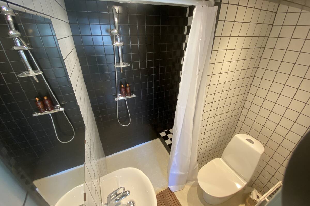 Economy Quadruple Room, Multiple Beds | Bathroom