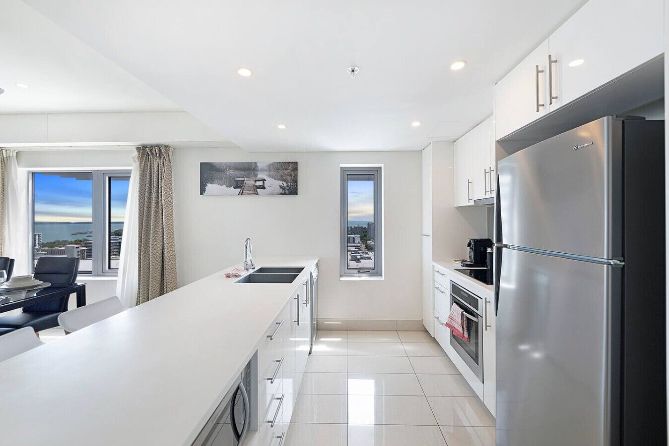 Køleskab, kaffe-/temaskine, højstol, køkkentøj/tallerkener/redskaber