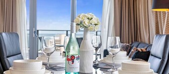 Sunshine Delight: Seaview ~ Pool ~ Gym ~ Balcony