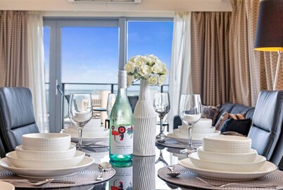 Sunshine Delight: Seaview ~ Pool ~ Gym ~ Balcony