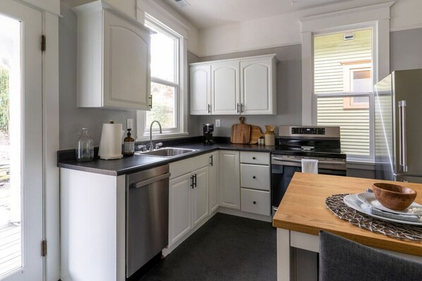 Refrigerador, microondas, horno y parrilla de estufa 