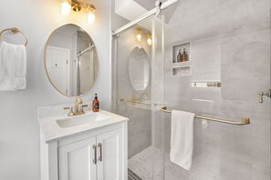 Ensemble douche/baignoire, sèche-cheveux, serviettes fournies, savon