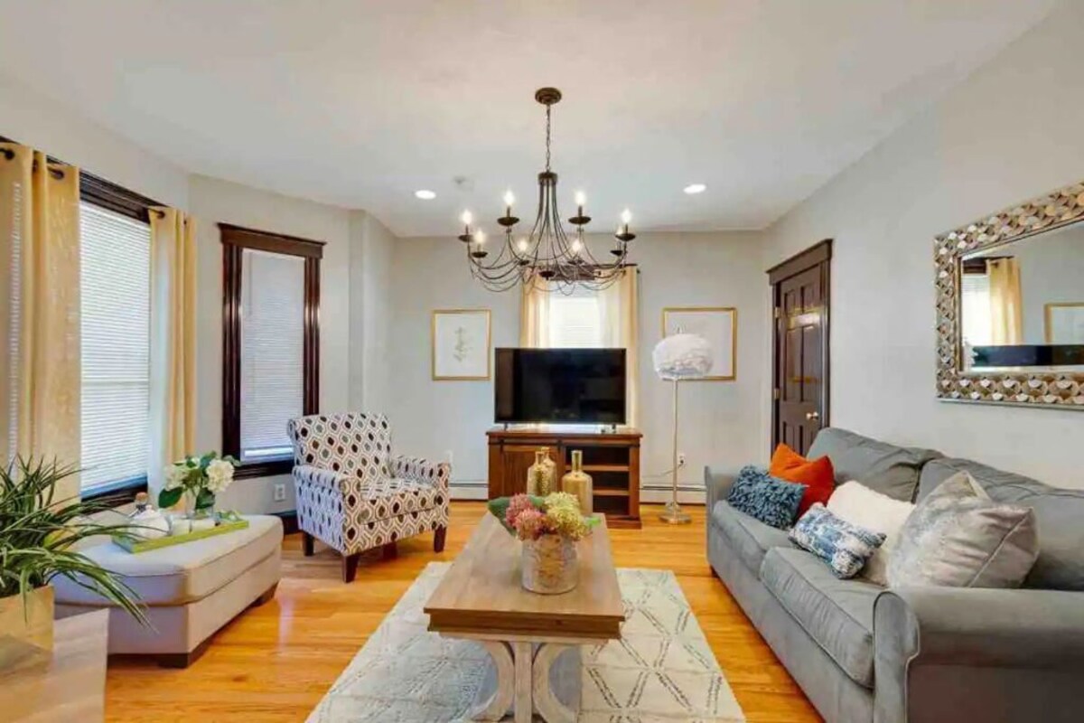 * Beautiful condo 1st floor walk to public trans T mins to downtown Boston