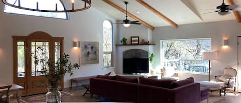 تلفزيون ذكي، مدفأة، كُتُب، ستيريو