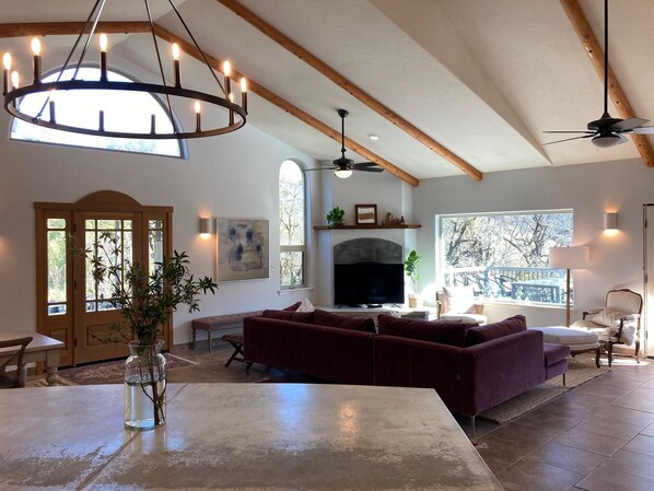 Smart TV, fireplace, books, stereo