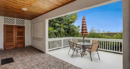 Mid-Island beauty! 5 minutes from shopping, dining and the beach.