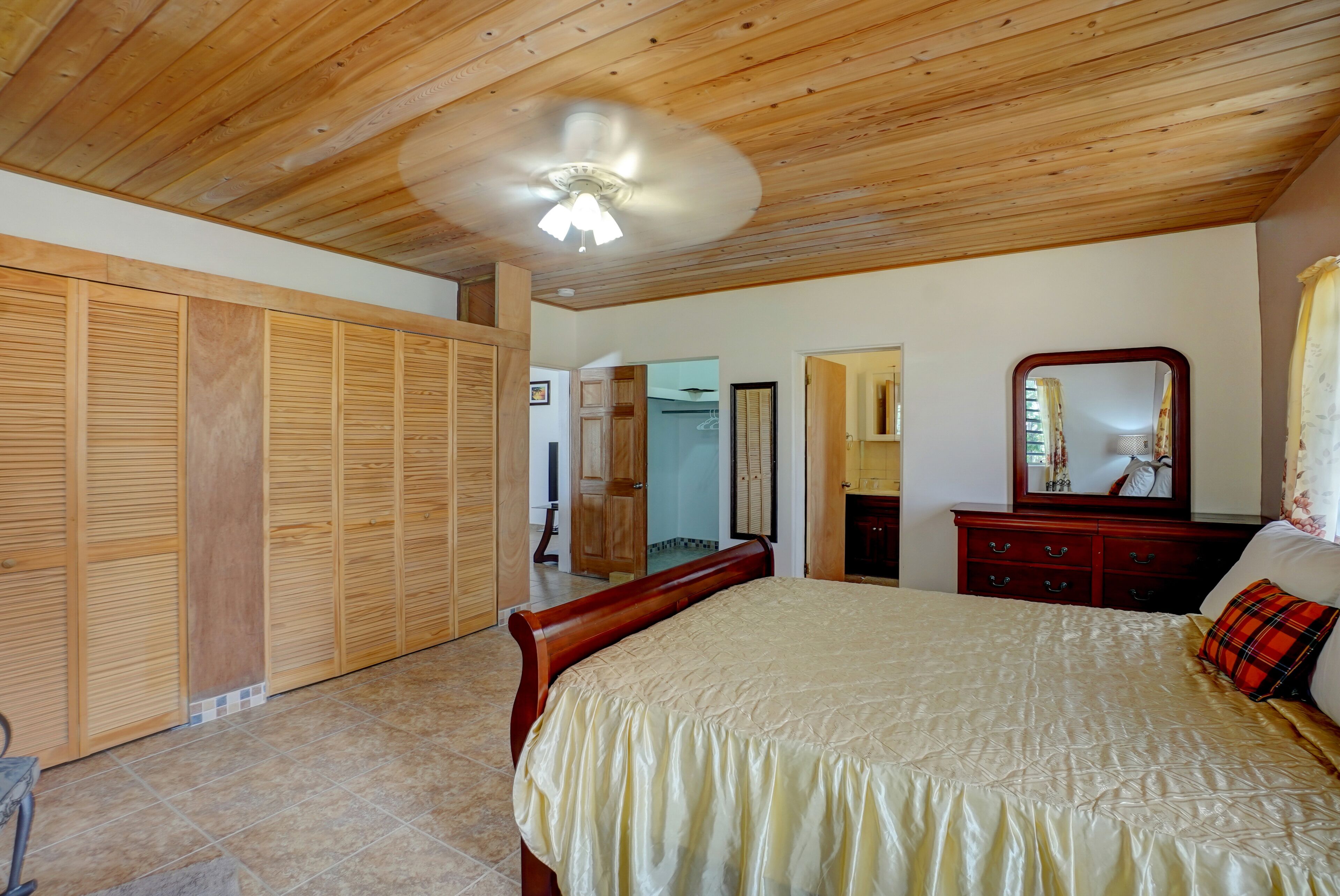 2 habitaciones, escritorio, tabla de planchar con plancha y wifi gratis 