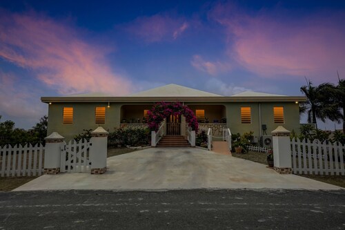 Mid-Island beauty! 5 minutes from shopping, dining and the beach.