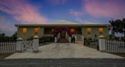 Mid-Island beauty! 5 minutes from shopping, dining and the beach.