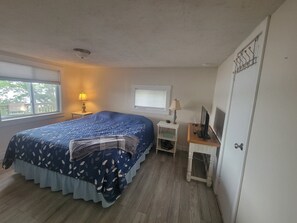 1 bedroom, iron/ironing board, free WiFi, bed sheets - Beautiful lake side cottage (Hampden)