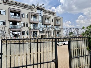 Exterior - City Central Oasis 1Bedroom Apartment-10 mins walk to Downtown KLA. Netflix/Wifi (Kampala)