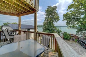 Une terrasse avec des sièges et une vue sur un lac.