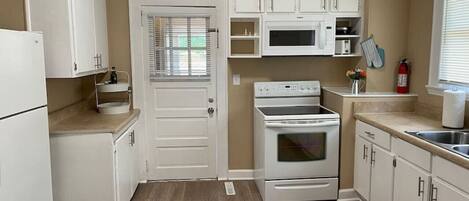 Fridge, microwave, stovetop, dishwasher